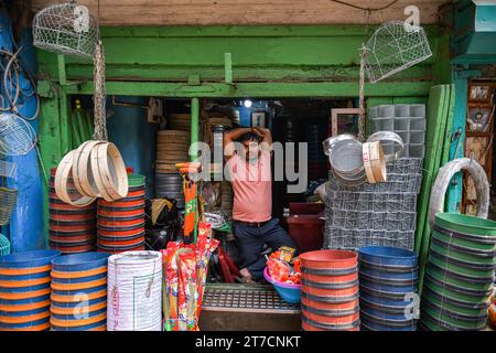 Kolkata, Bengale occidental, Inde. 11 novembre 2023. Un commerçant attend des clients dans le quartier de Barabazar à Kolkata avant le festival de Diwali. (Image de crédit : © Dipayan Bose/SOPA Images via ZUMA Press Wire) USAGE ÉDITORIAL UNIQUEMENT! Non destiné à UN USAGE commercial ! Banque D'Images