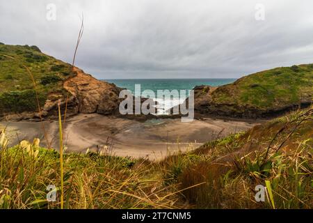 The Gap à Piha Beach, Nouvelle-Zélande. Banque D'Images