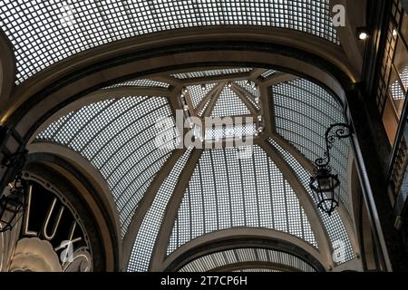 Détail de l'historique Lux Cinema dans la San Federico Gallery, un bâtiment commercial dans le centre historique de Turin. Construit dans les années 1930 Banque D'Images