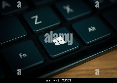 vue de dessus du logo windows sur les boutons noirs du clavier de l'ordinateur portable. Barnaul. Russie 28 mars 2023 Banque D'Images