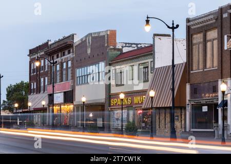Arkansas City, Kansas, États-Unis - 22 juin 2023 : la circulation passe par Summit Street au cœur du centre-ville historique d'Ark City. Banque D'Images