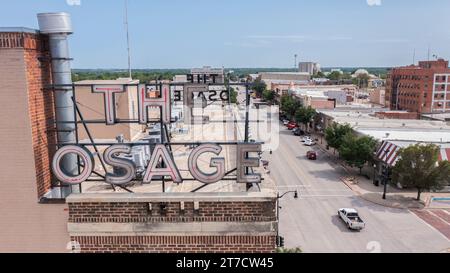 Arkansas City, Kansas, États-Unis - 22 juin 2023 : la circulation passe par Summit Street au cœur du centre-ville historique d'Ark City. Banque D'Images