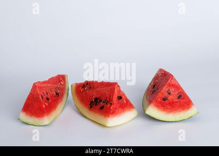 Tranches de melon d'isolé sur fond blanc Banque D'Images