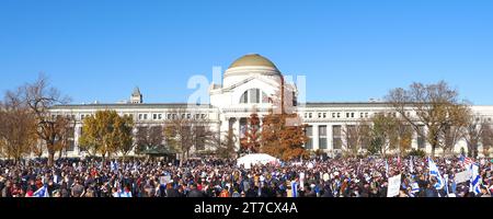 Washington, DC., États-Unis, 14 mars 2023, foule agitant drapeaux et panneaux sur le National Mall, devant le Musée National d'Histoire naturelle Banque D'Images