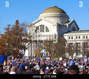 Washington, DC., États-Unis, 14 mars 2023 foule agitant drapeaux et panneaux devant le Musée national d'histoire naturelle Banque D'Images