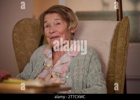 DATE DE SORTIE : 6 octobre 2023. TITRE : le Grand Escaper. STUDIO : BBC film. RÉALISATEUR : Oliver Parker. INTRIGUE : Bernard Jordan s'échappe de sa maison de soins pour assister au 70e anniversaire des débarquements du jour J en France. AVEC GLENDA JACKSON dans le rôle d'Irene Jordan. (Image de crédit : © BBC film/Entertainment Pictures/ZUMAPRESS.com) USAGE ÉDITORIAL SEULEMENT! Non destiné à UN USAGE commercial ! Banque D'Images