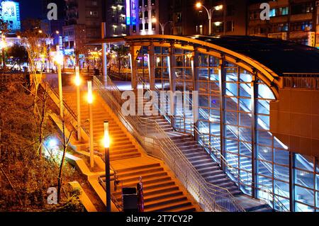 Paysage nocturne de Da'an Forest Park station de métro sortie 2 Banque D'Images