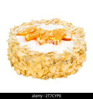 Gâteau aux carottes avec orange, citron, fruits confits et zeste de noix, crème caillée et marmelade d'orange isolé sur blanc Banque D'Images