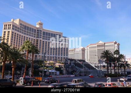 14 novembre 2023 : Las Vegas, Nevada, USA. Préparatifs pour le Grand Prix F1 des Etats-Unis, Las Vegas : le grand stand devant l'hôtel Bellagio bloquant la célèbre fontaine le long du Strip Banque D'Images