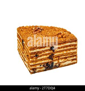 Un morceau de gâteau Medovik avec pruneaux, gâteaux au miel et crème anglaise isolé sur blanc Banque D'Images