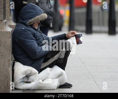 Photo de dossier datée du 16/01/2020 d'une personne sans abri. Selon de nouveaux chiffres, le nombre de personnes qui dorment brutalement après leur sortie de prison a plus que triplé au pays de Galles. L ' analyse des données du Ministère de la justice montre que 332 personnes gérées par les services de probation gallois dormaient dans la rue en 2023, contre 107 en 2022, soit une augmentation de 210 %. Date de publication : mercredi 15 novembre 2023. Banque D'Images