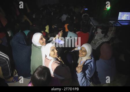 Gaza, Palestine. 13 novembre 2023. Exclusif - Une initiative de cinéma pour les enfants du camp de réfugiés de la ville de Khan Yunis, au sud de la bande de Gaza, le 14 novembre 2023. Photo de Ramez Habboub/ABACAPRESS.COM crédit : Abaca Press/Alamy Live News Banque D'Images