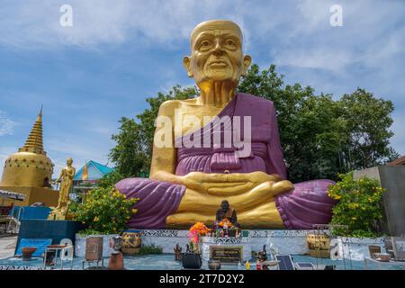 Une statue bouddhiste à l'île thaïlandaise Koh Larn près de Pattaya District Chonburi Asie du Sud-est Banque D'Images