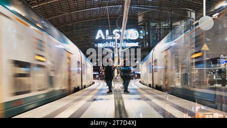 Berlin, Allemagne. 14 novembre 2023. Les passagers se tiennent sur un quai à la gare centrale de Berlin. Le syndicat allemand des conducteurs de train GDL a annoncé une grève nationale à bref délai à partir de 10 heures le 15 novembre. Avec cette action, la GDL veut faire pression sur Deutsche Bahn dans les négociations salariales en cours. Crédit : Paul Zinken/dpa/Alamy Live News Banque D'Images