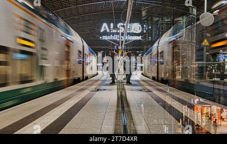 Berlin, Allemagne. 14 novembre 2023. Les passagers se tiennent sur un quai à la gare centrale de Berlin. Le syndicat allemand des conducteurs de train GDL a annoncé une grève nationale à bref délai à partir de 10 heures le 15 novembre. Avec cette action, la GDL veut faire pression sur Deutsche Bahn dans les négociations salariales en cours. Crédit : Paul Zinken/dpa/Alamy Live News Banque D'Images