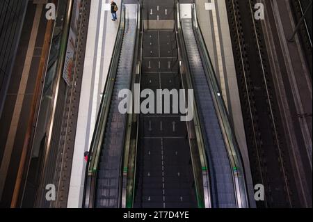 Berlin, Allemagne. 15 novembre 2023. Un passager se tient sur un quai à la gare centrale de Berlin. Le syndicat allemand des conducteurs de train GDL a annoncé une grève nationale à bref délai à partir de 10 heures le 15 novembre. Avec cette action, la GDL veut faire pression sur Deutsche Bahn dans les négociations salariales en cours. Crédit : Paul Zinken/dpa/Alamy Live News Banque D'Images