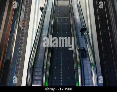 Berlin, Allemagne. 14 novembre 2023. Les voyageurs se tiennent sur un escalator à la gare centrale de Berlin. Le syndicat des chemins de fer GDL a annoncé une grève nationale à court préavis à partir de 10 heures le 15 novembre. Avec cette action, la GDL veut faire pression sur Deutsche Bahn dans les négociations salariales en cours. Crédit : Paul Zinken/dpa/Alamy Live News Banque D'Images