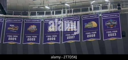 Baton Rouge, États-Unis. 14 novembre 2023. Les quatre bannières LSU Lady Tigers final sont exposées lors d'un match de basket-ball universitaire féminin au Pete Maravich Assembly Center à Baton Rouge, Louisiane, le mardi 14 novembre 2023. (Photo de Peter G. Forest/Sipa USA) crédit : SIPA USA/Alamy Live News Banque D'Images