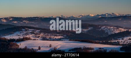 Plus près des collines des montagnes Beskid Zywiecki et des sommets des montagnes Tatras sur le fond de la colline Tyniok au-dessus du village de Koniakow en hiver Beskid SLA Banque D'Images