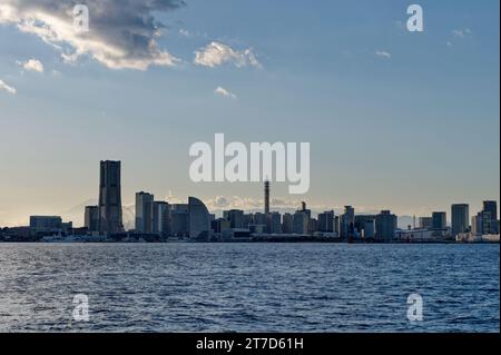 Tokyo. 14 novembre 2023. Cette photo prise le 14 novembre 2023 montre l'horizon de Yokohama au Japon. L'économie du Japon a reculé d'un taux annualisé de 2,1 pour cent au cours de la période juillet-septembre, a déclaré mercredi le gouvernement, marquant la première contraction en trois trimestres. Crédit : Zhang Xiaoyu/Xinhua/Alamy Live News Banque D'Images