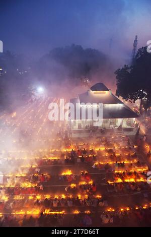 Narayanganj. 15 novembre 2023. Les dévots s’assoient pour prier avec de l’encens brûlant et des lampes à huile pendant le Rakher Upobash, un festival religieux de jeûne, dans un temple à Narayanganj, Bangladesh, le 14 novembre 2023. Crédit : Xinhua/Alamy Live News Banque D'Images