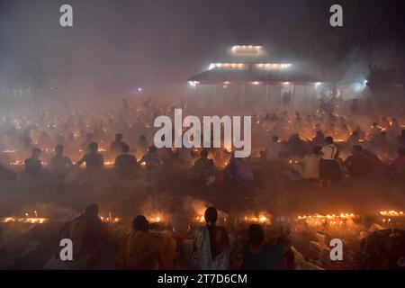 Narayanganj. 15 novembre 2023. Les dévots s’assoient pour prier avec de l’encens brûlant et des lampes à huile pendant le Rakher Upobash, un festival religieux de jeûne, dans un temple à Narayanganj, Bangladesh, le 14 novembre 2023. Crédit : Xinhua/Alamy Live News Banque D'Images