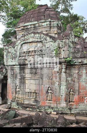 Ancienne structure en pierre du parc archéologique d'Angkor au Cambodge. Les murs présentent des motifs en bas-relief sculptés et des images devata en haut-relief Banque D'Images