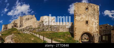 Les ruines du château de Spis (slovaque : Spissky hrad, hongrois : Szepesi var ; allemand : Zipser Burg) en Slovaquie orientale forment l'un des plus grands sites de château Banque D'Images