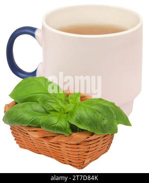 Feuilles de basilic frais avec de la tisane dans une tasse Banque D'Images