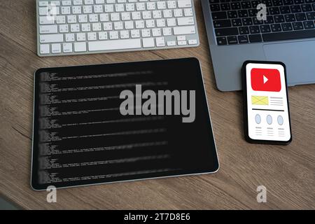 Conception de programmation site Web Accueil idées e-learning, éducation en ligne données d'analyse du trafic Web sur un ordinateur Banque D'Images
