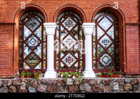 Église des Saints Simon et Hélène, également connue sous le nom d'Église Rouge, est une église catholique romaine située sur la place de l'indépendance à Minsk, en Biélorussie. Banque D'Images