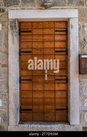 Vieille porte en bois dans l'ancien beau bâtiment en Europe occidentale. Banque D'Images