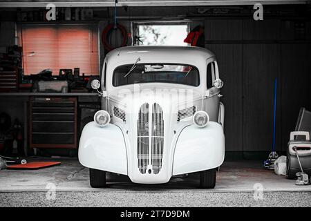 Blanc 1956 Ford populaire voiture personnalisée Banque D'Images