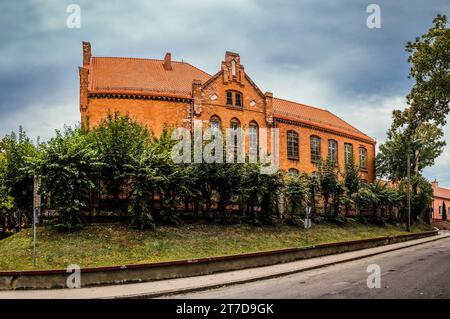 Ancien gymnase situé dans la vieille ville près de la rivière Pise Warminska à Barczewo, comté d'Olsztyn, voïvodie de Warmian-Masurian, Pologne. Banque D'Images
