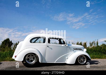 Blanc 1956 Ford populaire voiture personnalisée Banque D'Images