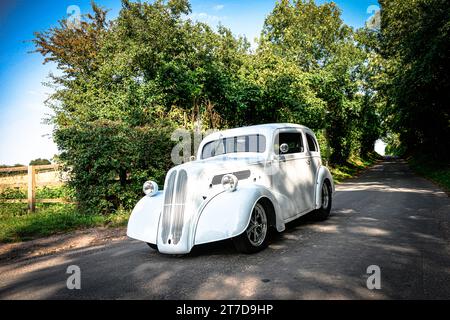 Blanc 1956 Ford populaire voiture personnalisée Banque D'Images