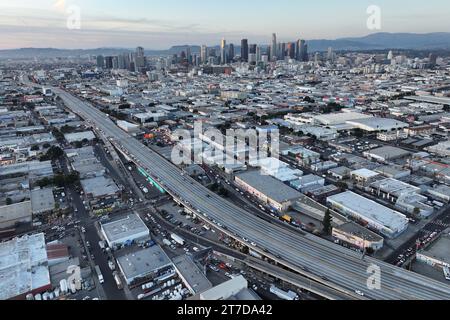 Une vue aérienne générale de la fermeture de l'autoroute de l'Interstate 10 en raison de dommages causés par un incendie près du centre-ville, mardi 14 novembre 2023, à Los Angeles. Banque D'Images