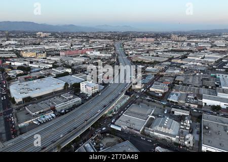 Une vue aérienne générale de la fermeture de l'autoroute de l'Interstate 10 en raison de dommages causés par un incendie près du centre-ville, mardi 14 novembre 2023, à Los Angeles. Banque D'Images