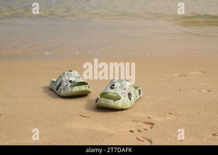 20 juin 2023 Netanya Israël, sable de plage et eau de mer, pantoufles Banque D'Images