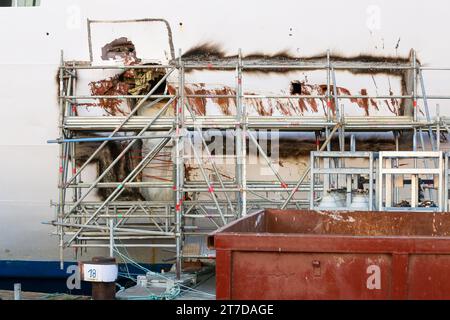 Échafaudage flottant pour réparer une brèche importante dans la coque endommagée du navire de croisière MS Astor dans le port de St Nazaire suite à un accident à Nantes, shiprepair Banque D'Images