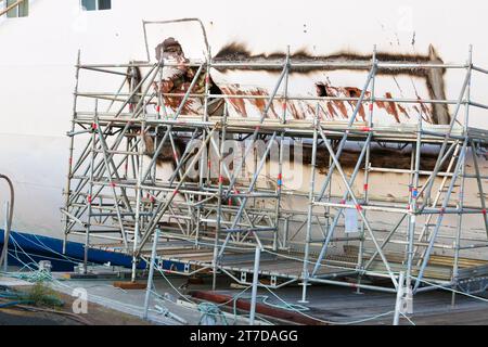 Échafaudage flottant pour réparer une brèche importante dans la coque endommagée du navire de croisière MS Astor dans le port de St Nazaire suite à un accident à Nantes, shiprepair Banque D'Images