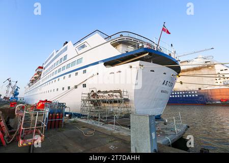 Échafaudage flottant pour réparer une brèche importante dans la coque endommagée du navire de croisière MS Astor dans le port de St Nazaire suite à un accident à Nantes, shiprepair Banque D'Images