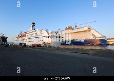 Nouveau navire de croisière géant Celebrity Apex vs petit vieux navire de croisière classique MS Astor dans le port de St Nazaire pour réparation de coque suite à un accident à Nantes Banque D'Images