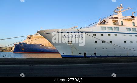 Petit navire de croisière classique MS Astor amarré dans le port de St Nazaire docks pour réparer la grande brèche dans la coque endommagée suite à un accident à Nantes, France Banque D'Images