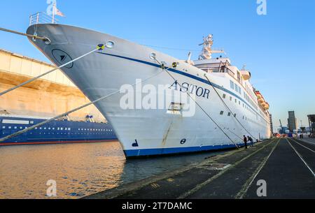 Petit navire de croisière classique MS Astor amarré dans le port de St Nazaire docks pour réparer la grande brèche dans la coque endommagée suite à un accident à Nantes, France Banque D'Images