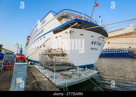 Échafaudage flottant pour réparer une brèche importante dans la coque endommagée du navire de croisière MS Astor dans le port de St Nazaire suite à un accident à Nantes, shiprepair Banque D'Images