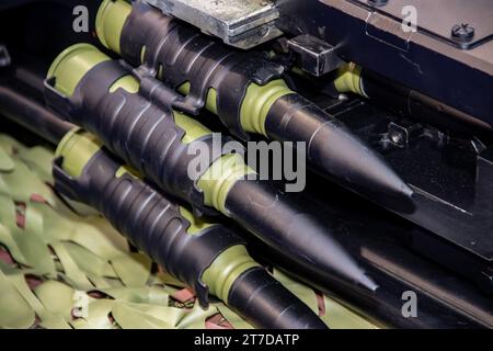 Gros plan de balles de calibre 11,8mm dans une mitrailleuse coaxiale, exposées à l'exposition internationale d'équipement militaire à Belgrade Banque D'Images