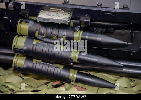 Gros plan de balles de calibre 11,8mm dans une mitrailleuse coaxiale, exposées à l'exposition internationale d'équipement militaire à Belgrade Banque D'Images