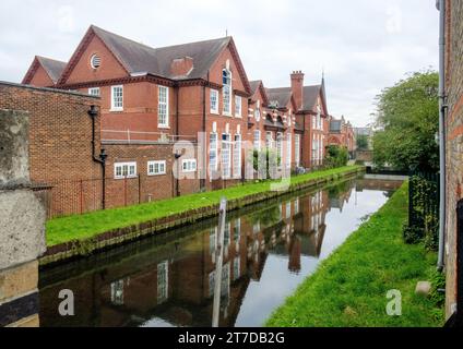 South Harringay Junior School sur les rives de la New River, Haringey, Londres Banque D'Images