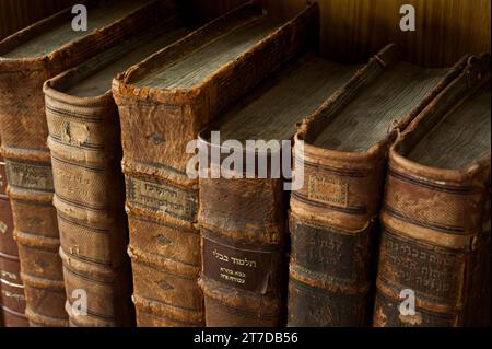 Une variété de volumes poussiéreux, usés, en lambeaux reliés en cuir du Talmud juif. Les titres incluent le Talmud babylonien, les sacrifices, le culte des idoles, laïque Banque D'Images